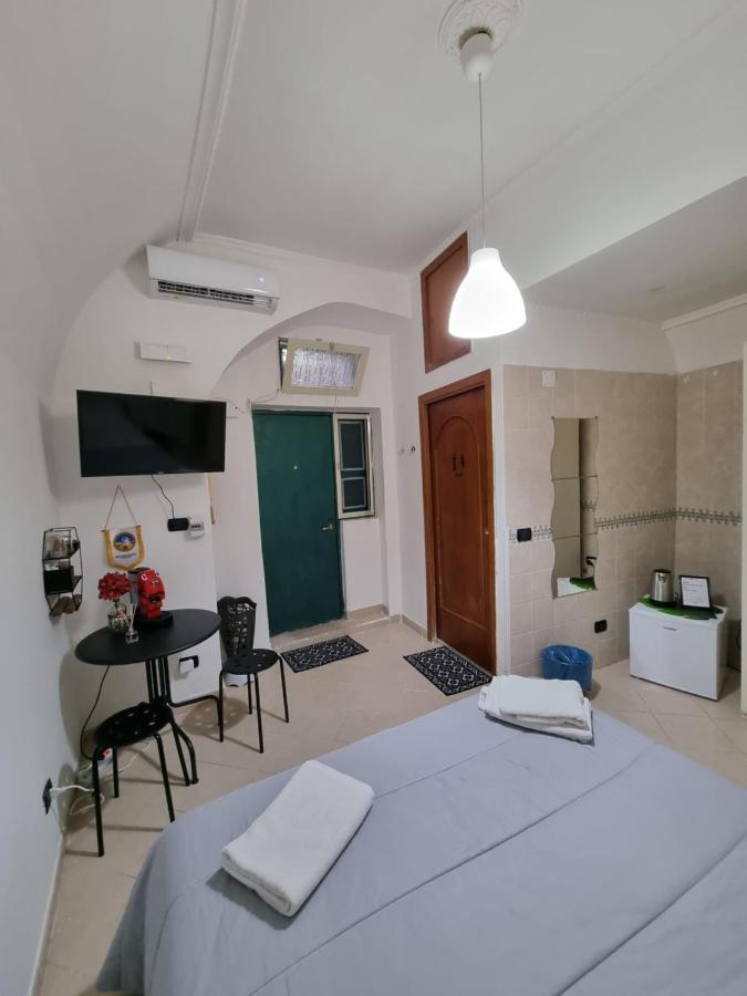 Donnaluisa Apartment Наполи Екстериор снимка