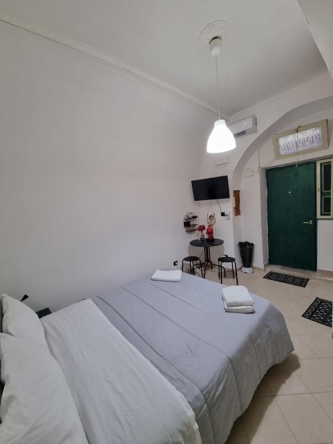 Donnaluisa Apartment Наполи Екстериор снимка